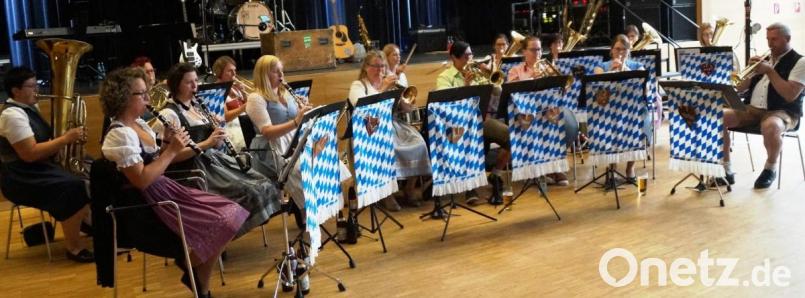 Die Damen des Blasorchesters „Damisch Böhmisch“ sorgten am ersten Tag für das Warm-up. Bild: weu