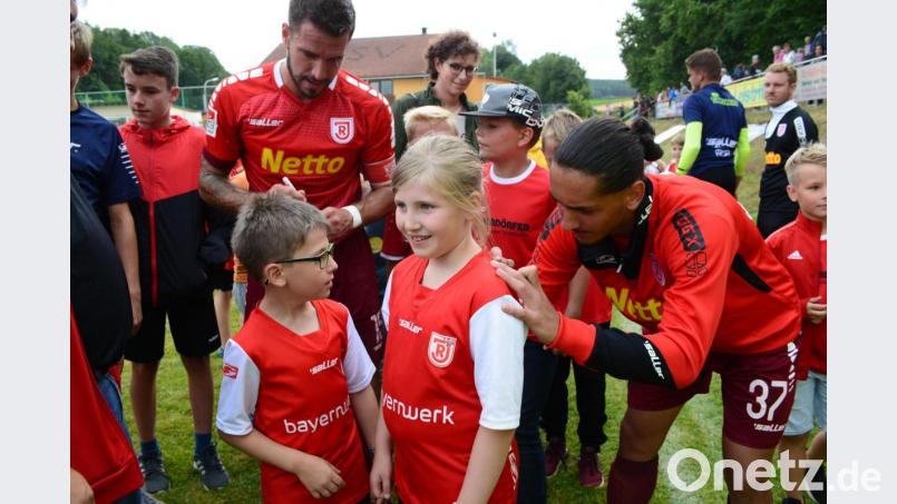 Keine Starallüren zeigen die Spieler der beiden Profimannschaften am Freitag in Pleystein. Bild: bey