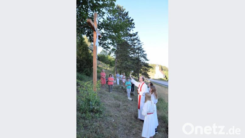 Pfarrer Hans- Jürgen Zeitler segnete in den vergangenen Tagen das vom Obst- und Gartenbauverein hergerichtete Flurkreuz am Stettkirchener Hang - Die Geschichte bleibt aber weiterhin im Dunkeln. Bild: bö