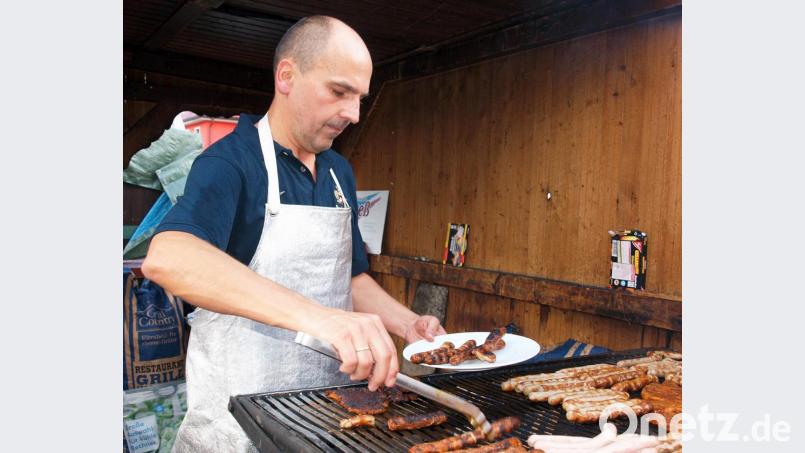 Bratwürstel und Steaks waren gefragt. Schweißtreibend war die Arbeit am Grill. Bild: sön