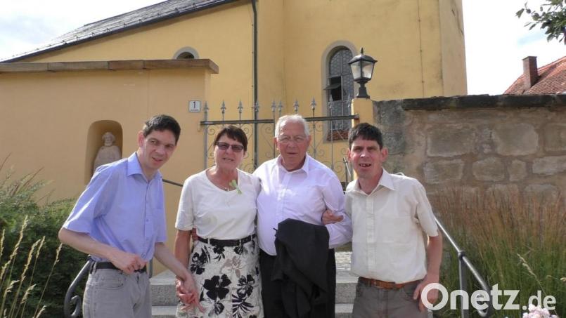 Die ehemalige Eschenbacher Stadträtin Gerda Rupprecht feiert in Tremmersdorf ihren Geburtstag. Dabei sind auch ihr Ehemann Josef (Zweiter von rechts) und die Söhne Martin (links) und Wolfgang (rechts). Bild: exb/Heinz Reißenweber