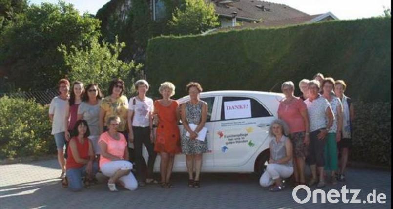 Gisela König, Einsatzleiterin der Familienhilfe, umringt von den Familienhelferinnen Bild: fg