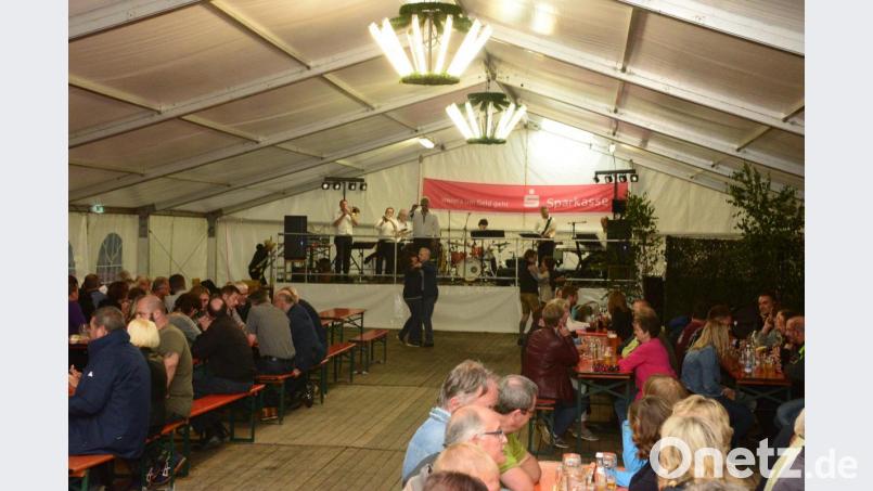 Am Samstagabend füllt sich dann doch das Festzelt mit Gästen aus der Großgemeinde. Bild: bey