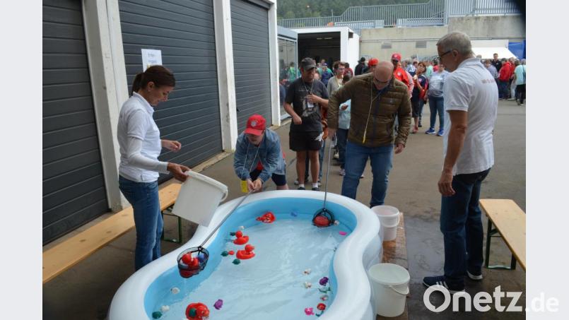 Geschicklichkeit ist beim Enten-Angeln notwendig. Bild: fz