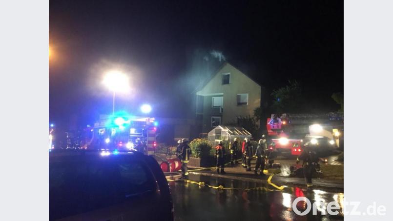 Voller Einsatz in Schwend: Der Blitz hatte einen Dachstuhl in Brand gesteckt. Bild: Polizei