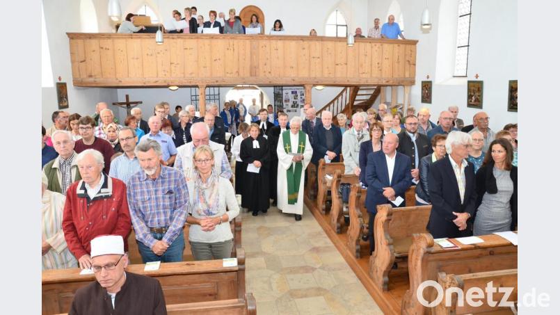 In der voll besetzten Dreifaltigkeitsapelle feiern Gläubige aus verschiedenen Religionen das 15-jährige Jubiläum der einzigen oberpfälzer Autobahnkirche. Bild: fjo