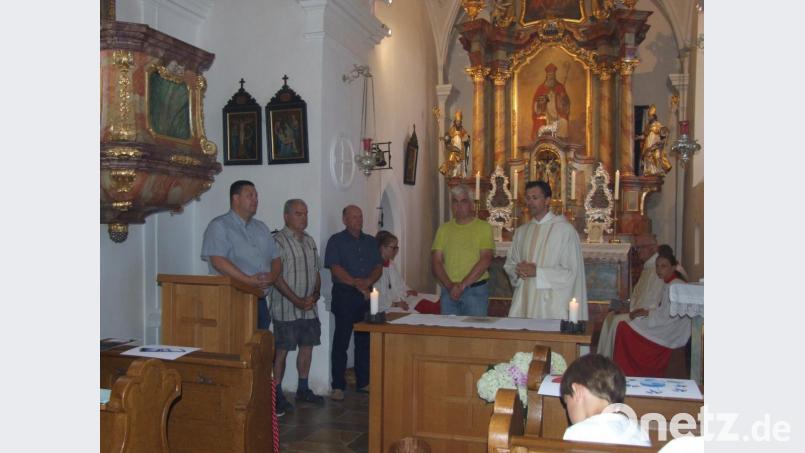 Die KSK und der OGV Dürnsricht durften sich über Spenden der Kirchenverwaltung freuen. Im Bild von links Bürgermeister Christian Ziegler, Josef Graf (KSK), Manfred Götz (OGV), Kirchenpfleger Günter Schießl und Pfarrer Michael Hoch. Bild: nib