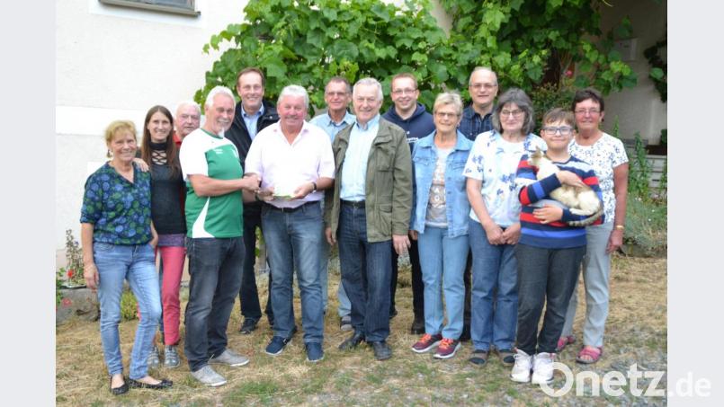 300 Euro für seine Jugendarbeit bekam FC-Ost-Vorsitzender Franz Bäumler von den Helfern beim Pfingstmontagsfest. Bild: hcz