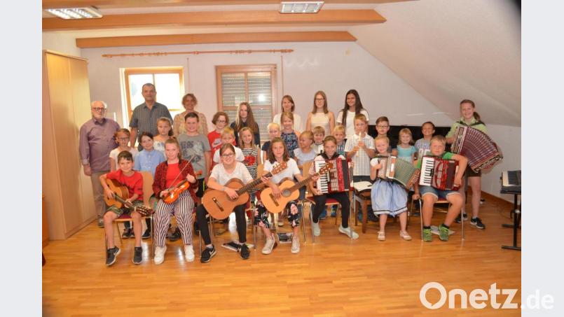 Was sie unter Wolfgang Ziegler (hinten Zweiter von links) und den Musiklehrern gelernt haben, präsenieren die Schüler beim Jahresabschlusskonzert. Bild: fz