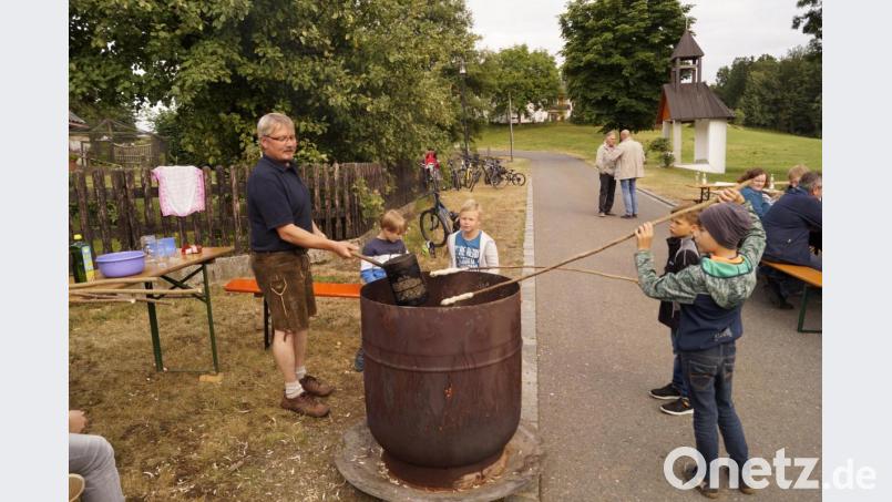 Popcorn und Steckerlbrot kommen bei Kindern und Jugendlichen gut an. Bild: arw