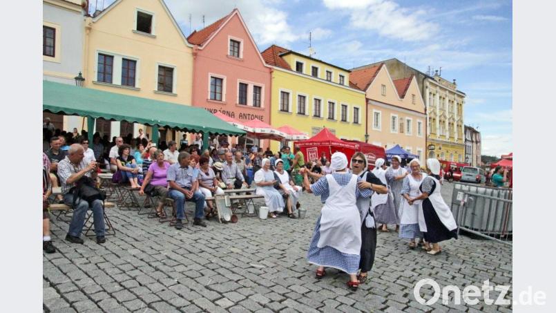 Beim Anna-Fest in der Nabburger Partnerstadt sind die „Waschweiber“ gern gesehene Gäste. Archivbild: exb/Josef Götz