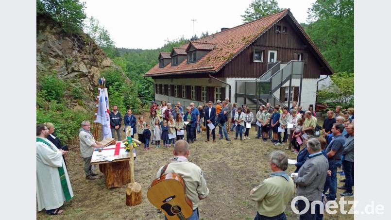 Stammeskurat Thomas Kurz (am Holzaltar) betont bei der Andacht zum 20-Jährigen des Fördervereins Pfadfinder und Haus an der Blockhütte am Fischerberg, dass die Verbundenheit in einem starken Netzwerk zum Hausverein passe. Geistliche Worte sprechen (von links) Pater Johannes und Pfarrerin Stefanie Endruweit. Bild: Dobmeier