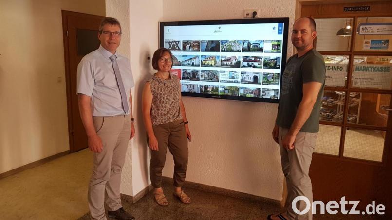 Vom neuen Info-Terminal im Rathaus sind Bürgermeister Hermann Ach (links) und Touristikchefin Claudia Rieß begeistert. Systembetreuer Bernhard Meiller (rechts) wird für einen reibungslosen Betrieb sorgen. Bild: gi