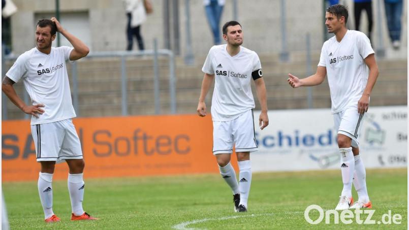 Ratlosigkeit in den Gesichtern: Die SpVgg SV Weiden kam zum Saisonauftakt gegen den TSV Kareth nicht über ein 1:1 hinaus. Von links: Dominik Mandula, Stefan Graf und Benjamin Werner. Bild: A. Schwarzmeier