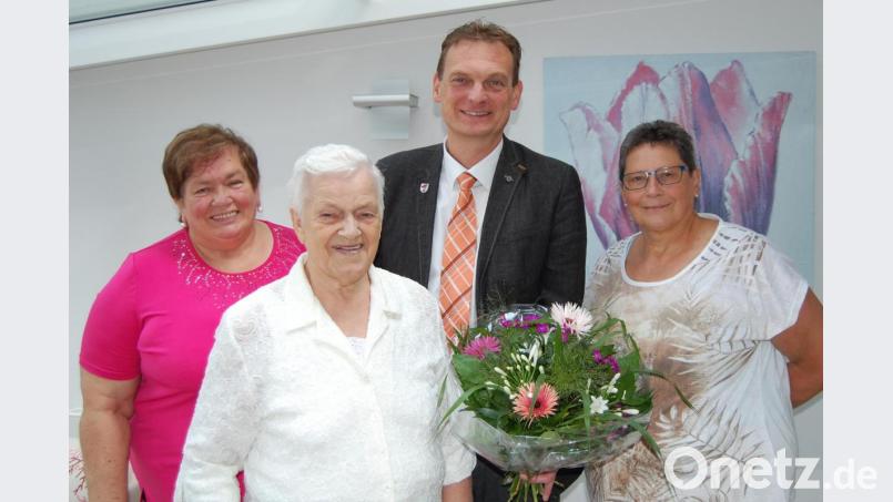 Bürgermeister Ernst Schicketanz gratuliert Gertraud Betz (Zweite von links) im Seniorenwohnheim Löffler zum 85. Geburtstag. Bild: sm