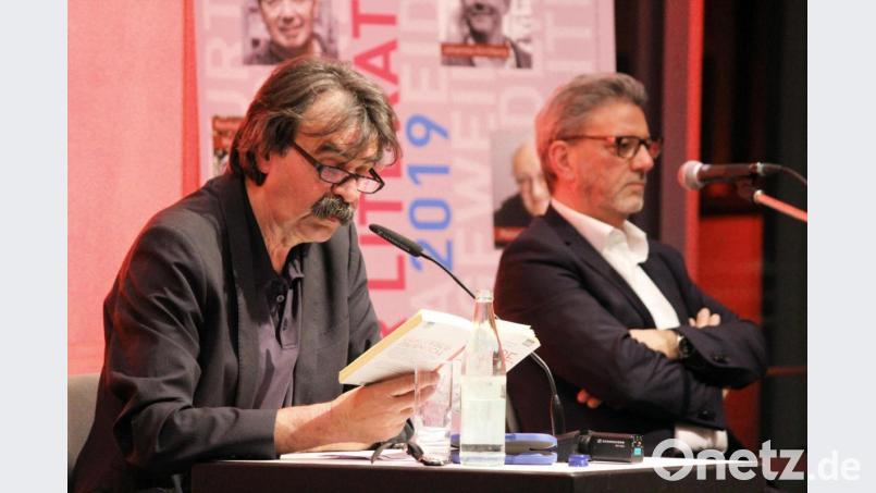 Rezitator Reinhold Joppich und Gitarrist sowie Sänger Mario Di Leo präsentierten zur Eröffnung der Weidener Literaturtage 2019 die schönsten italienischen Liebesgeschichten und Canzoni d&#039;Amor. Bild: stg