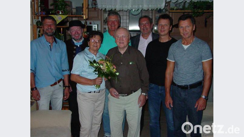 Zur Familie gesellen sich hier zwei offizielle Gratulanten (von links): Matthias Merkl, Vorsitzender Hubert Pfab vom Trachtenverein Auerbach, Jubilarin Rosa Merkl, Manfred Merkl, Ehemann Richard Merkl, Bürgermeister Joachim Neuß, Alwin Merkl und Richard Merkl. Bild: sck
