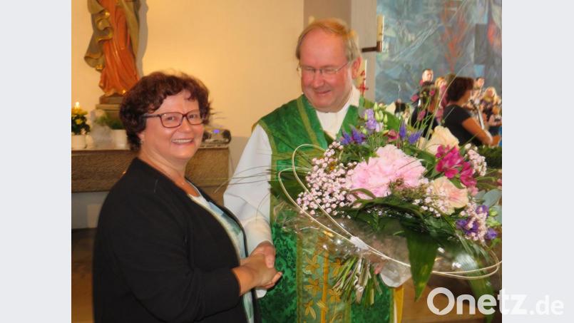 Blumen für Ingrid, die 19 Jahre den Kindergarten geleitet hat. Bild: adj