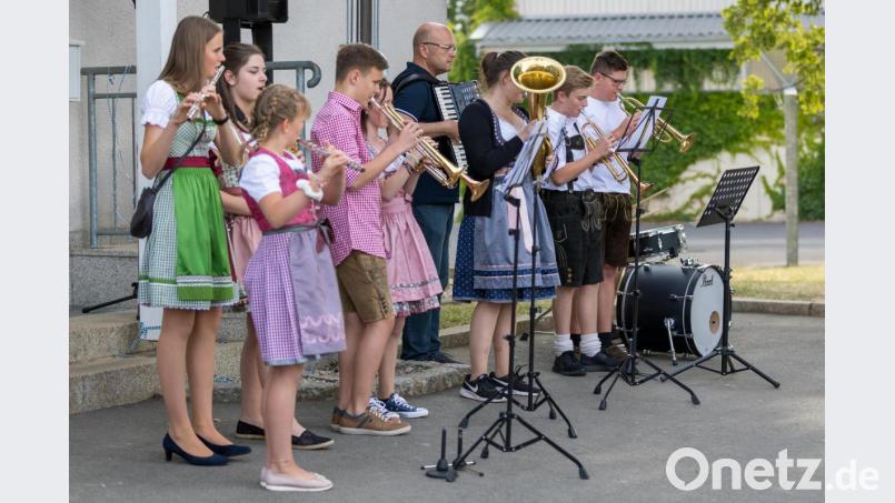 Mit schmissigen Polka-Klängen erfreut das Bläserensemble der REalschule die Besucher des Sommerfestes. Bild: jzk