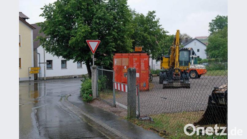 Die Baufahrzeuge standen bereit, Fahrbahn wurde mit Markierungen versehen, Umleitung eingerichtet: Am Montag begannen die Arbeiten in der Ortsdurchfahrt von Neunaigen. Bild: twi