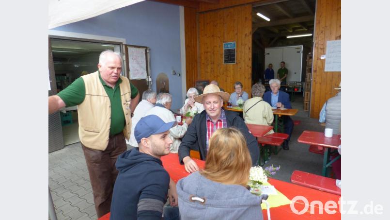 OWV-Vorsitzender Michl Schwabl (links) dankt dem Vierseithof-Besitzer Josef Bernhard (mit Hut), dass er abermals mit seiner Familie sein Anwesen für das Traditionsfest zur Verfügung stellt. Bild: sl