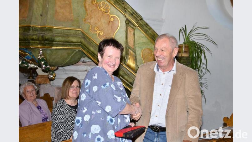 Sieglinde Wolf erhält für 30 erfolgreich organisierte Heimattreffen ein Dankeschön von Reinhold Wurdak. Bild: fjo
