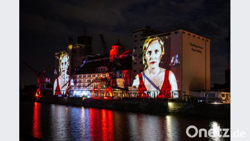 Das historische Regensburger Stadtlagerhaus bot im Bayernhafen eine imposante Kulisse für die Aufführung von Giacomo Puccinis Oper „Tosca“ durch das Theater Regensburg. Bild: Christina Iberl