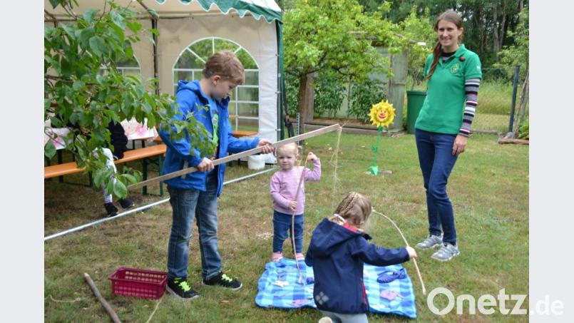 Kinder beim Angeln mit &quot;Zaunkönige&quot;- Betreuerin Christina Bierdümpfl. Bild: hcz
