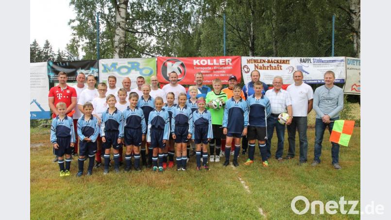 Die Neukirchner Fußballkids und die Fanclub-Auswahl freuen sich schon auf das Spiel. Bild: pi