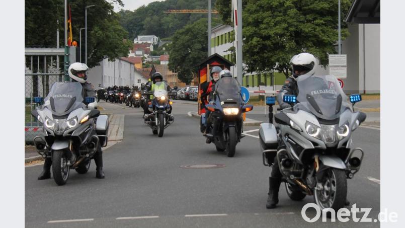 Begleitet von motorisierten Feldjägern verließ der Tross die Nordgau-Kaserne. Bild: dl