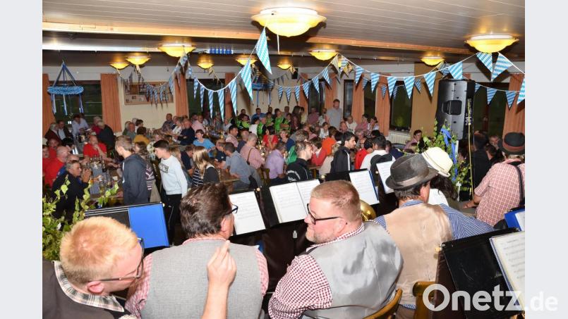 Im ganzen Sportheim-Saal bleibt beim &quot;Bayerischen Abend&quot; kein Platz mehr frei. Der TSV kann sich über einen glänzenden Festauftakt freuen. Bild: fjo