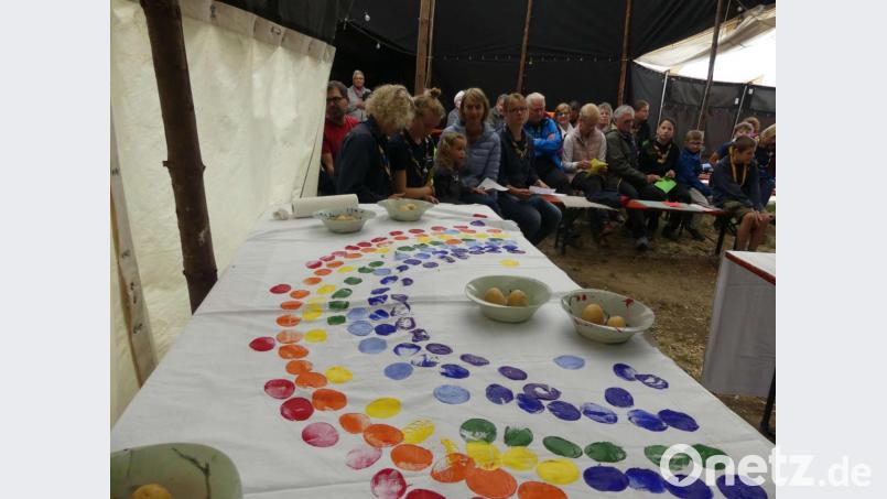 Die Pfadfinder holen sich zum Parkfest den Regenbogen ins Zelt. Bild: sgg