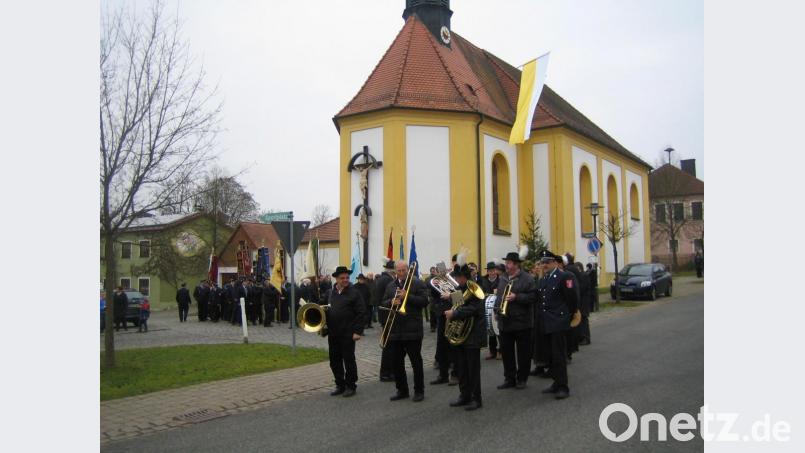 Die Filialkirche St. Barbara geht, wie hier beim Barbarafest, mit gutem Beispiel voran, so wünscht sich die Kirchenverwaltung die gesamte Durchgangsstraße Bild: hme