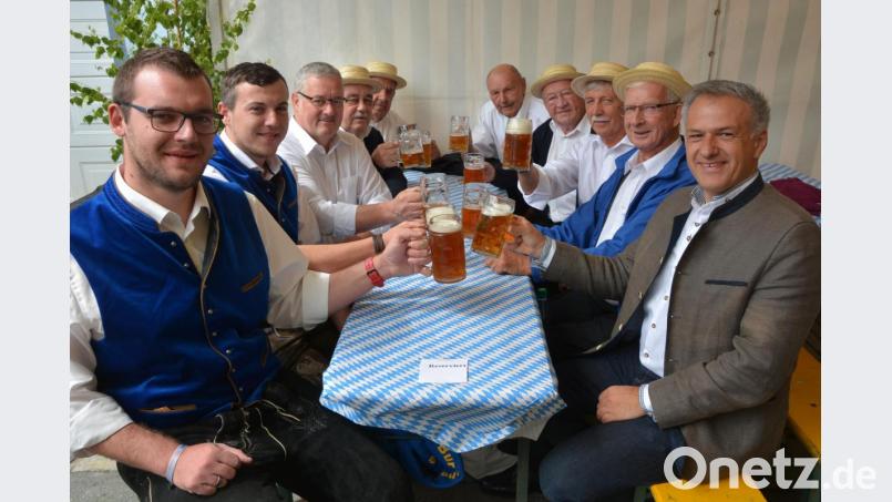 Gerne stieß Bürgermeister Roland Grillmeier mit der Vereinsspitze der Mitterteicher Burschen und den &quot;alten Burschen&quot; auf die Zukunft des Vereins an. Bild: jr