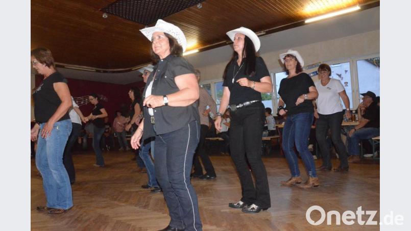 Volle Konzentration: Line Dancer beim großen Tanzfest im "Anpfiff". Bild: Kunz