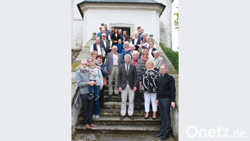 Es zeigt Gläubige nach dem Gottesdienst auf der Treppe zur Kirche; vorne von rechts: Pfarrvikar Vaclav Sladek , Bürgermeisterin Jana Svobodová, Altbürgermeister Jiri Novotny und Plößbergs Bürgermeister Lothar Müller. Bild: lk