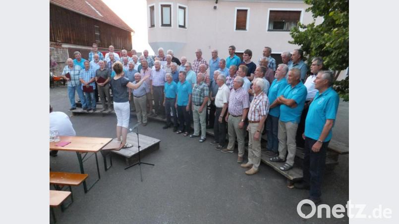 Ein fulminantes Finale bildeten die gemeinsamen Lieder der anwesenden Sänger mit Dirigentin Jana Müller. Bild: ibj