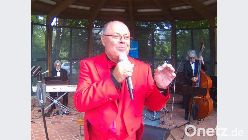 Der rote Bariton, Peter Wittmann, erfreut mit seinen BallhausBoys das Serenaden-Publikum. Bild: Kunz