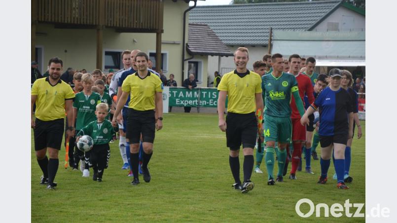 Der SV Mitterteich (rechts) und der FC Vorwärts Röslau eröffneten am Freitagabend in Mitterteich die neue Saison der Landesliga Nordost. Begleitet wurden beide Mannschaften von Kindern der Lebenshilfe und der Nachwuchsabteilung des SV Mitterteich. Bild: jr