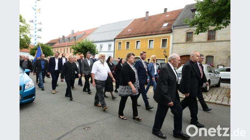 Nach dem Festgottesdienst zieht der Kirchenzug nochmals um den Marktplatz. Diesmal mit der hohen Geistlichkeit mit Weihbischof Reinhard Pappenberger (Mitte), Pater Reinhold Schmitt (links) und Stadtpfarrer Pater Hans Ring an der Spitze. Die Schirmherrin Petra Vorsatz, Ehrenschirmherr Bürgermeister Rainer Rewitzer und die Vorstandschaft des Kulturkreises mit Vorsitzenden Helmut Rewitzer (weißes Hemd) folgen. Bild: bey