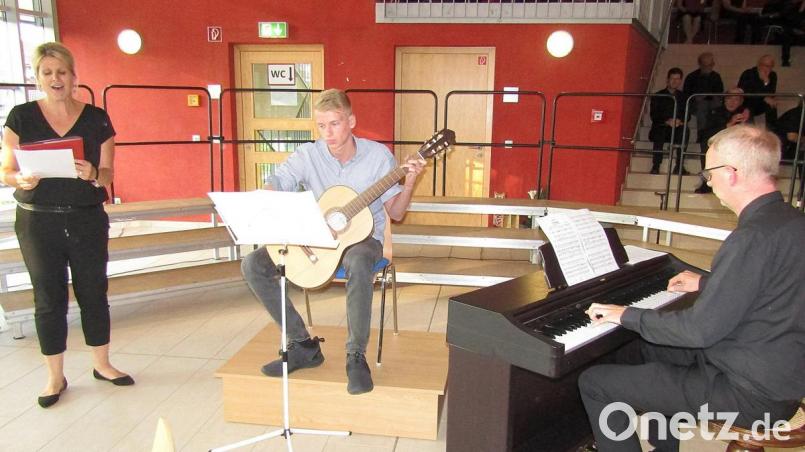 Solosopran Sandra Weber lässt sich von Sohn Julius Weber an der Gitarre und Ehemann Markus Weber am Klavier begleiten. Bild: sck