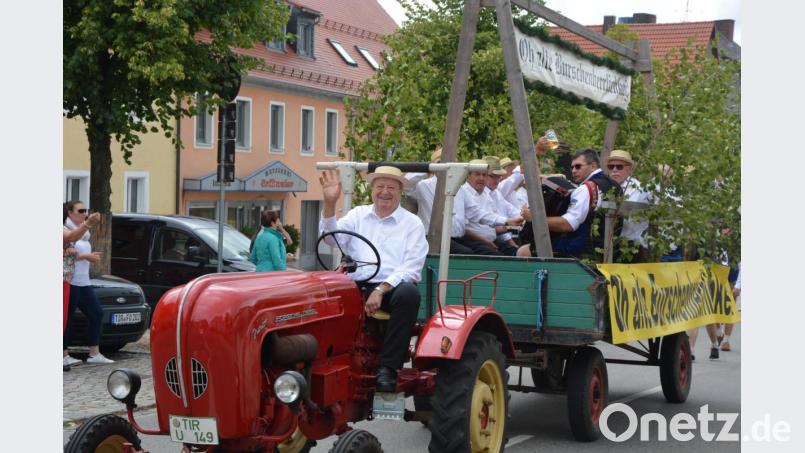 Otto Weiß hatte am Steuer eines historischen Bulldogs Platz genommen, mit dem er den Wagen mit den &quot;alten Burschen&quot; durch die Stadt zog. Bild: jr