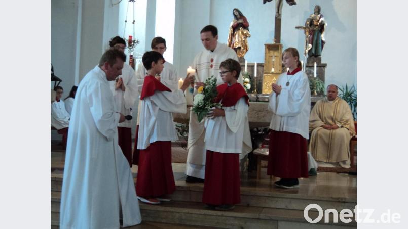 Die Ministranten tragen die Gaben zum Altar. Bild: ksi