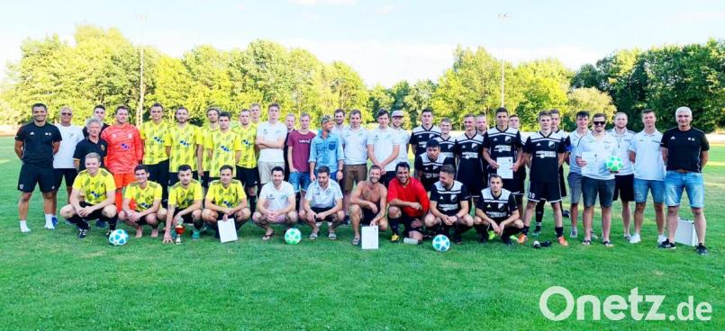 Die Mannschaften waren beim Pokalturnier des TSV Erbendorf mit Eifer bei der Sache. Der Gastgeber ging als Sieger hervor; Spielleiter Reinhold Kastner (rechts) und TSV-Vorsitzender Bernhard Reis (Dritter von links) freuten sich über den fairen Verlauf. Bild: njn