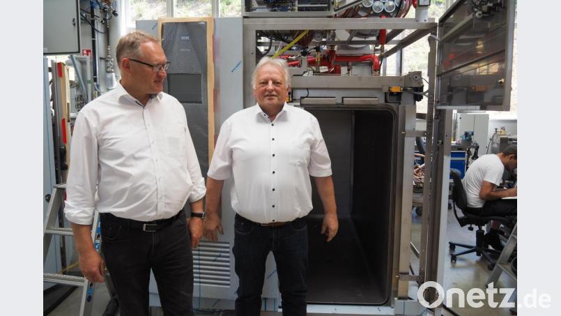 MMM-Group Werksleiter Norbert Weinhold (links) und Geschäftsführer Robert Eibl. Bild: Bühner