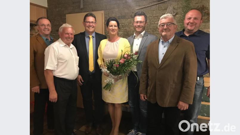 Oliver Mutterer (Dritter von links) ist Bürgermeisterkandidat der Listenverbindung FDP/UB; mit im Bild Fraktionssprecher Heinz Kett, Kreisrat Hans Gösl, Gisela Mutterer, MdL Christoph Skutella, Wahlleiter Manfred Meier und Marktrat Wolfgang Bock (von links). Bild: eig