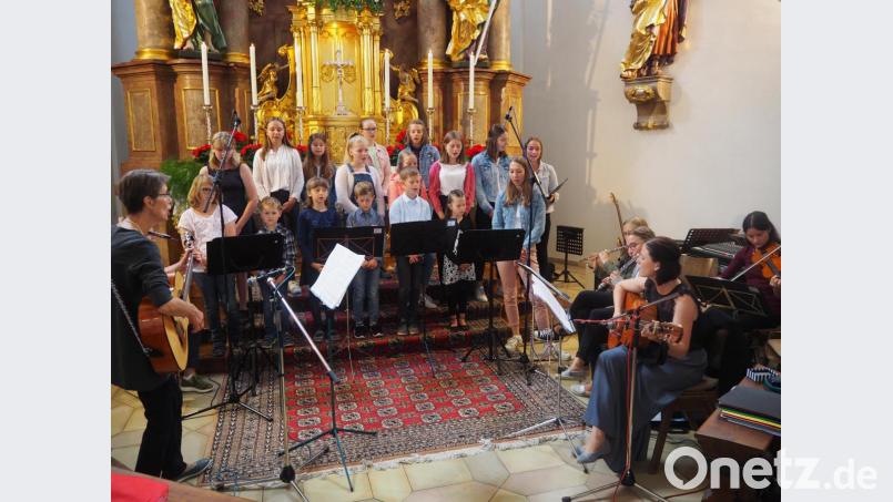 Ein letztes Mal gestaltet Waltraud Näger mit dem &quot;Regenbogenchor&quot; den Familiengottesdienst. Bild: stn