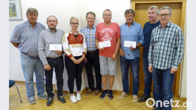 Spendenübergabe im Rathaus (von links): Bürgermeister Martin Schregelmann, Karl Waldeck (Imkerverein), Corinna Smola, Reinhard Kleber (CSU), Rainer Smola (Damenabteilung des SV), Martin Moller (Tennisclub), Uli Danzer (UPW) und Rudolf Teichmann (SPD) Bild: fsb