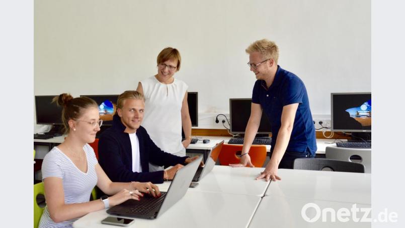 &lt;p&gt;Reichlich Technik-Ausstattung für den Unterricht: Die beiden Azubis Sarah Gösch und Maximilian M (sitzend) mit ihren Lehrkräften Eva-Maria Dimler und Thomas Feyrer (stehend).&lt;/p&gt;
 Bild: mia