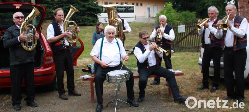 Es zeigt die Musikgruppe aus Mizoslav Ha´na beim musizieren nach dem Gottesdienst. Bild: lk